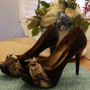GUESS PUMPS